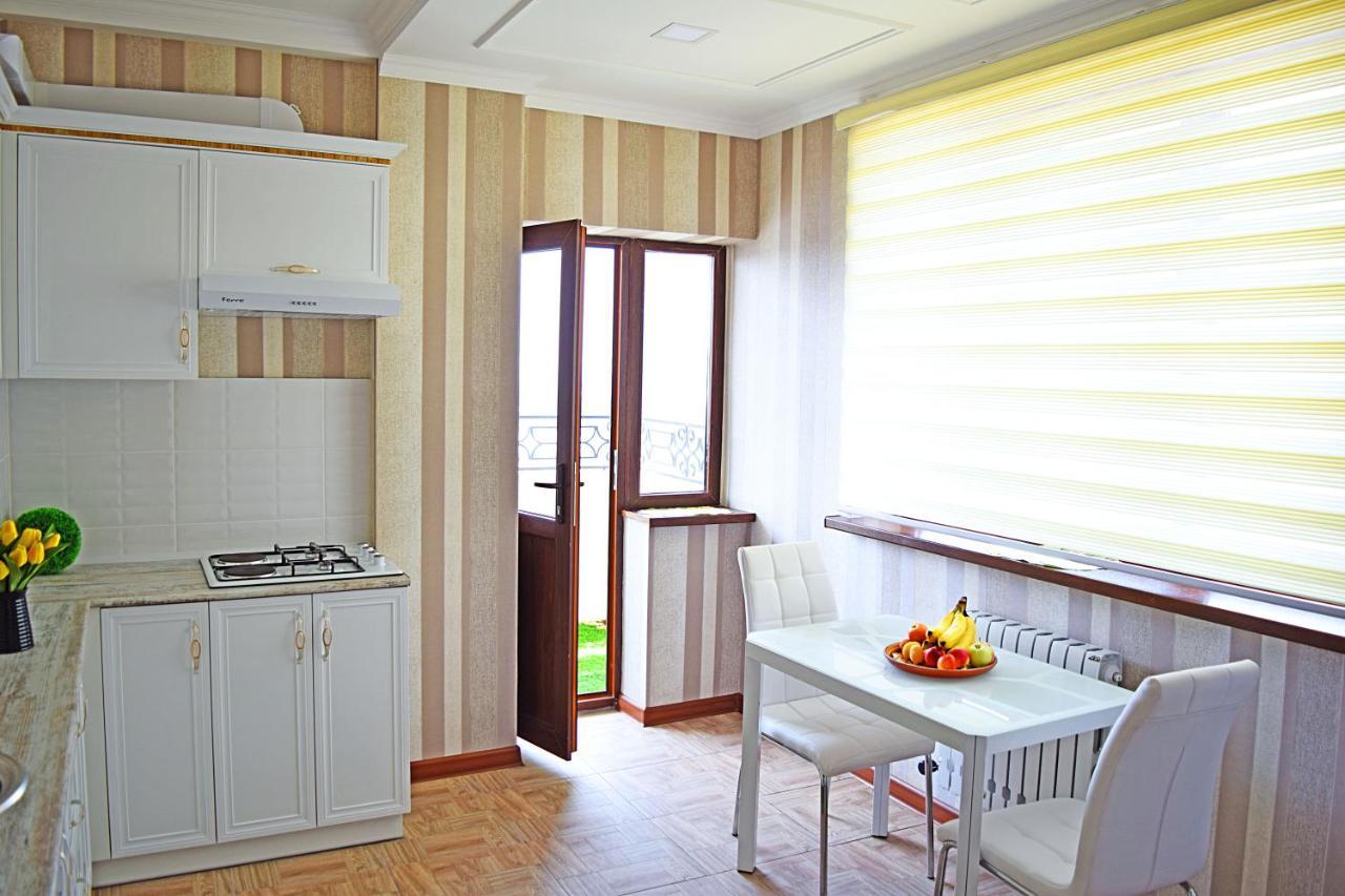 Sunny Apartment With Mountain View Bishkek Exterior foto